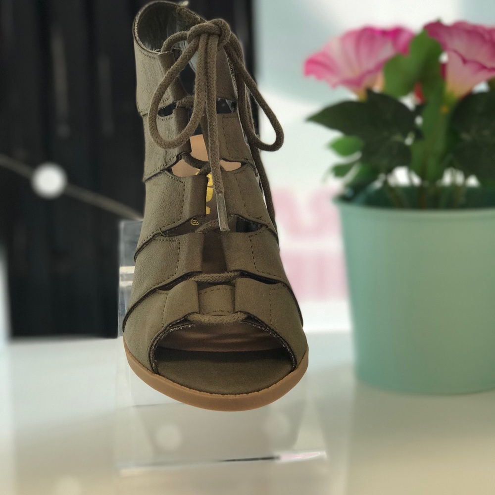 ✨Girls Quince Sandal✨ - Picture 2 of 3