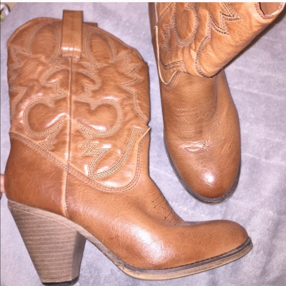 Women's high heeled Cowgirl boots