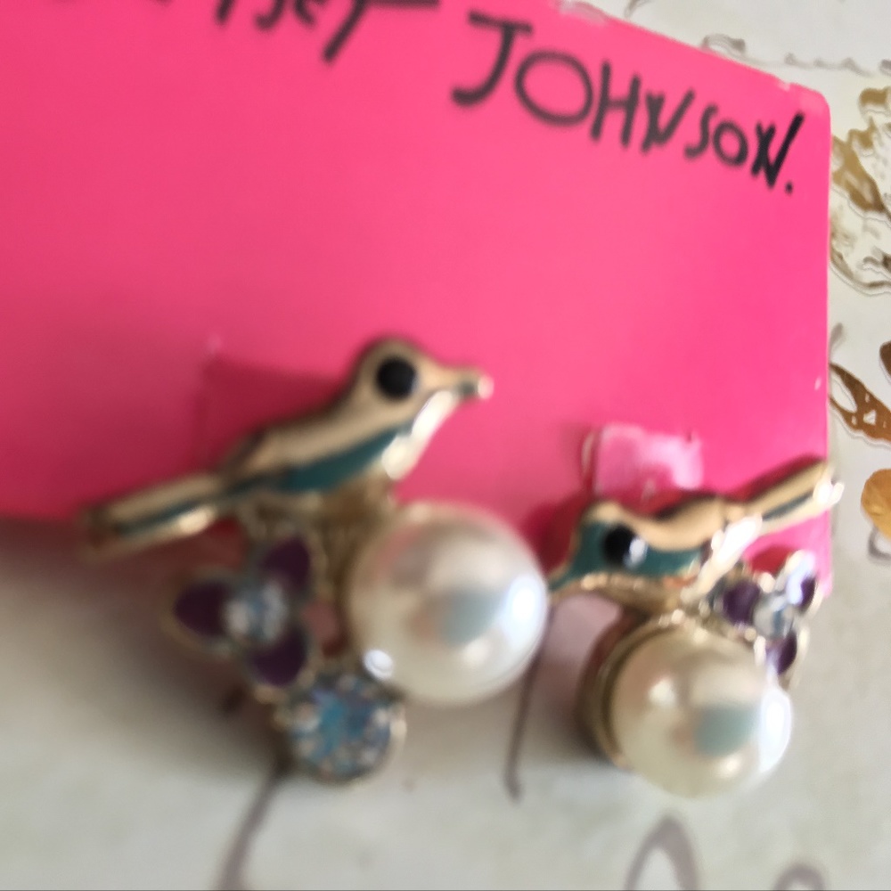BETSEY JOHNSON Exclusive Betsey’s Bird Pearl Studs