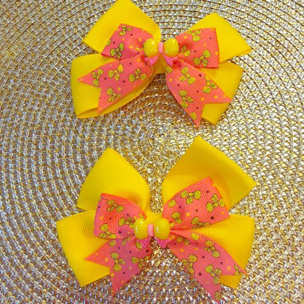 Different colors girls bow .