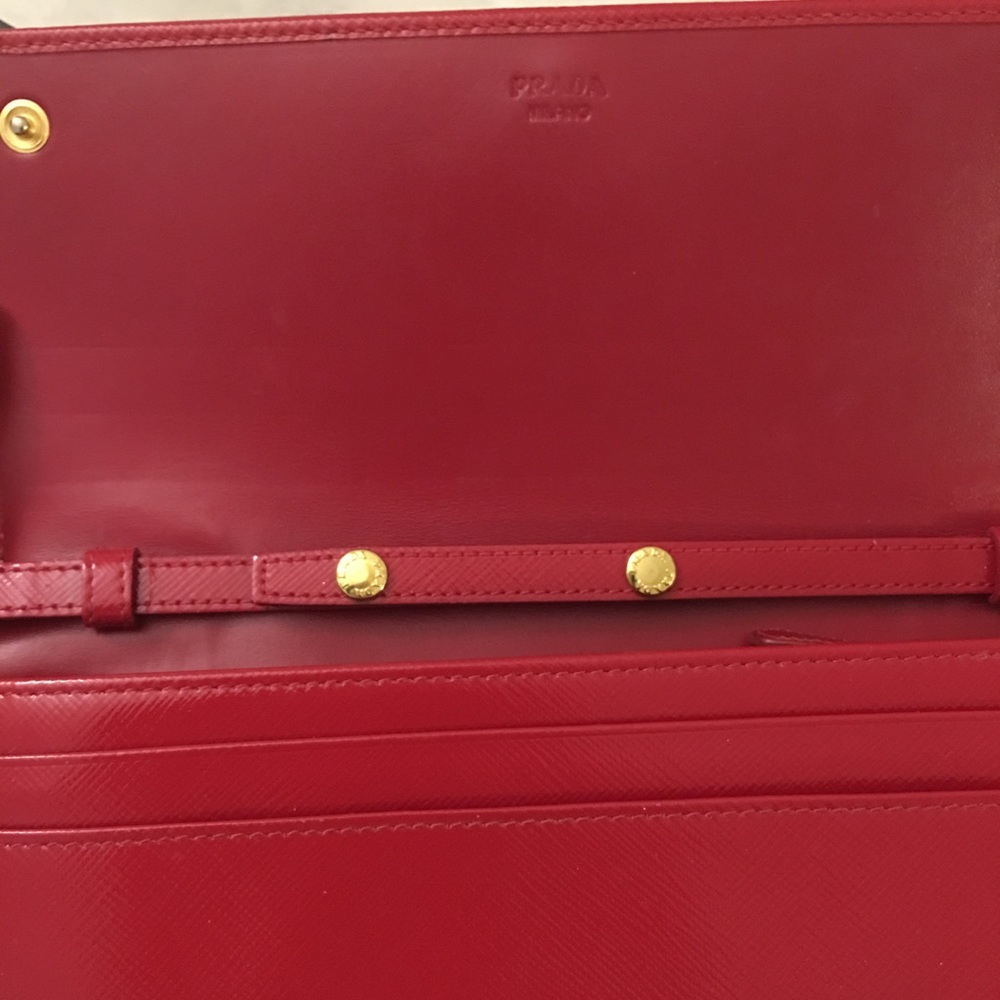 🚫Sold🚫Prada Saffiano Vernice Wallet on a Chain - Picture 4 of 8