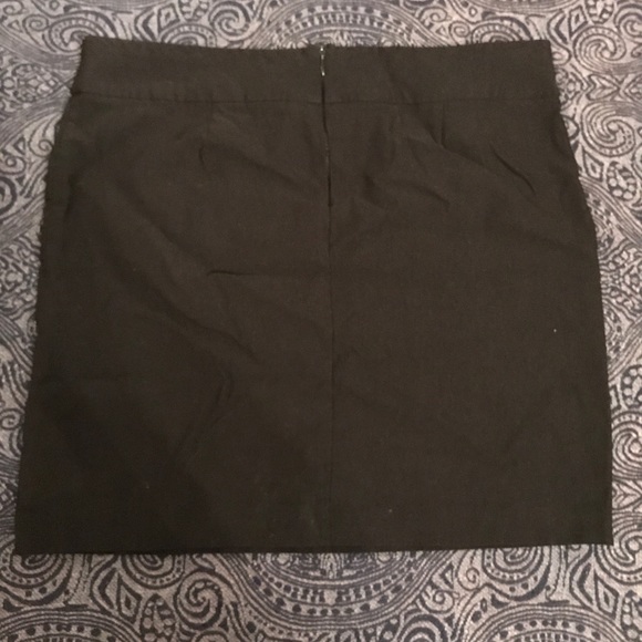 Black mini skirt - Picture 2 of 4