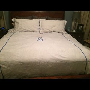 Coverlet to a king's bed. Also includes 2 sham.