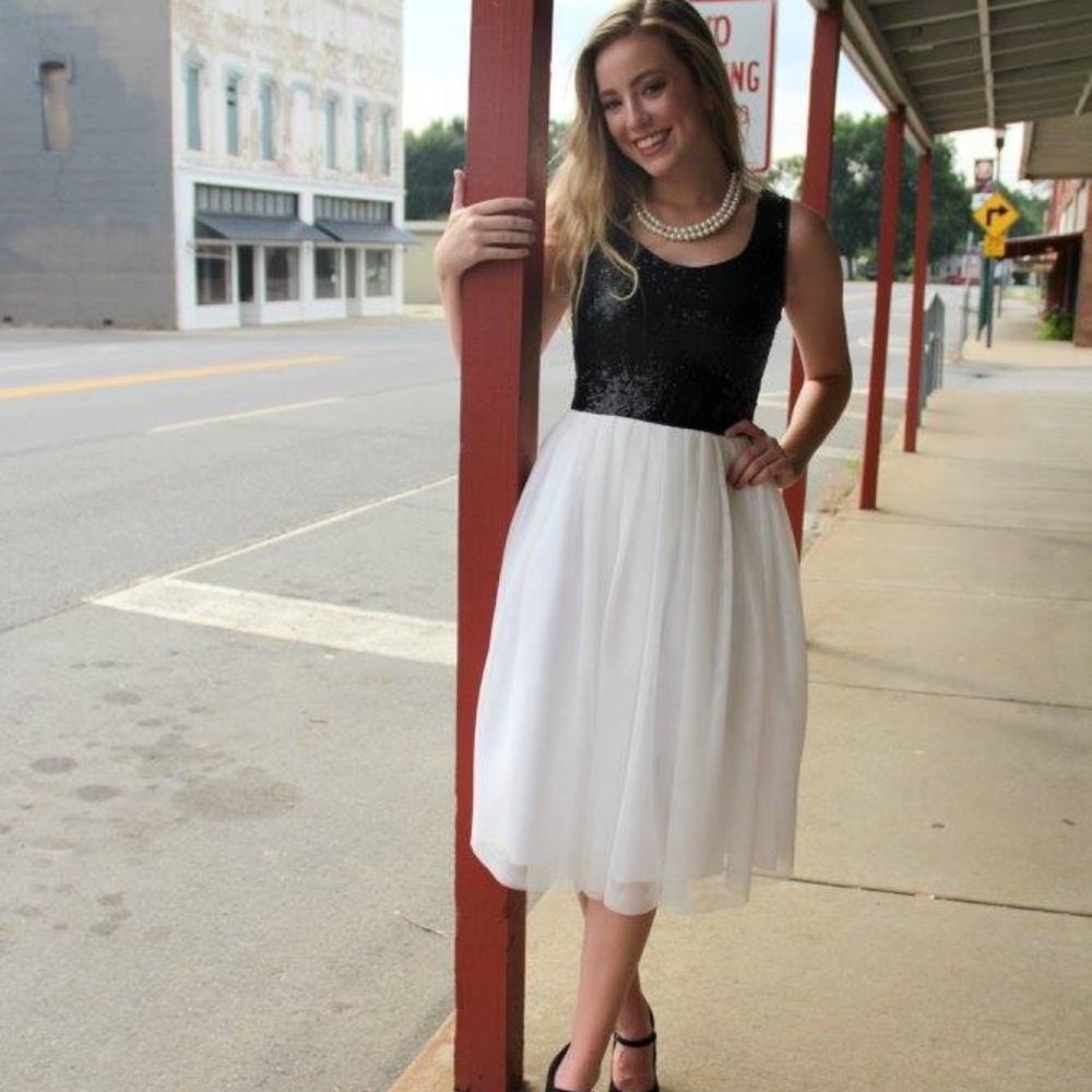 HOMECOMING Windsor Blk/Wt Gown Size 2