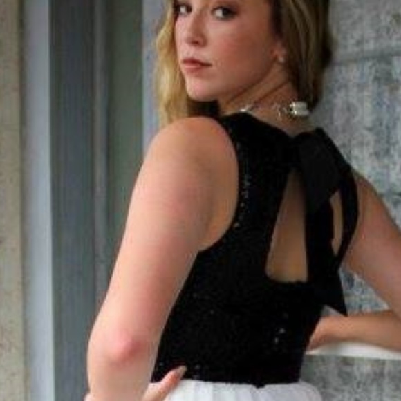 HOMECOMING Windsor Blk/Wt Gown Size 2 - Picture 4 of 8