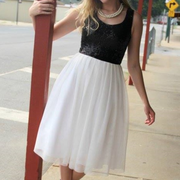 HOMECOMING Windsor Blk/Wt Gown Size 2 - Picture 5 of 8