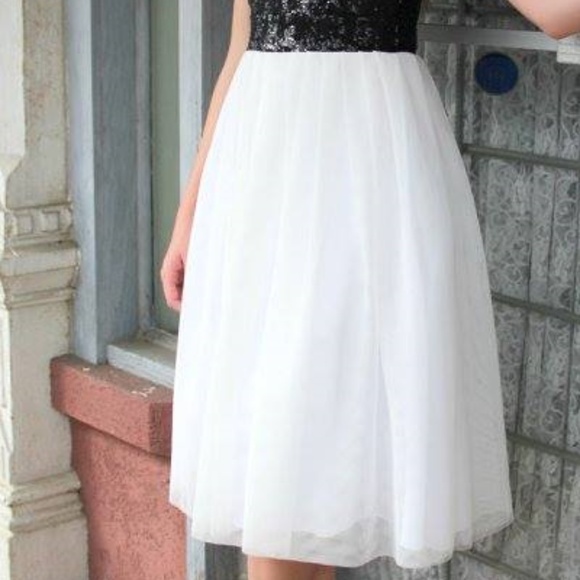 HOMECOMING Windsor Blk/Wt Gown Size 2 - Picture 3 of 8