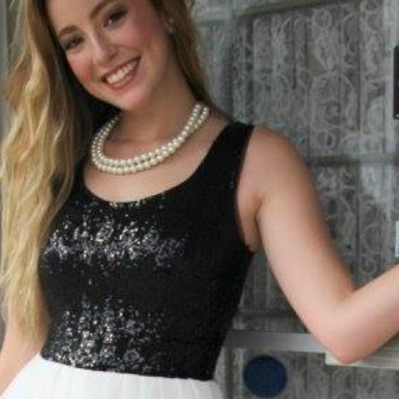 HOMECOMING Windsor Blk/Wt Gown Size 2 - Picture 2 of 8