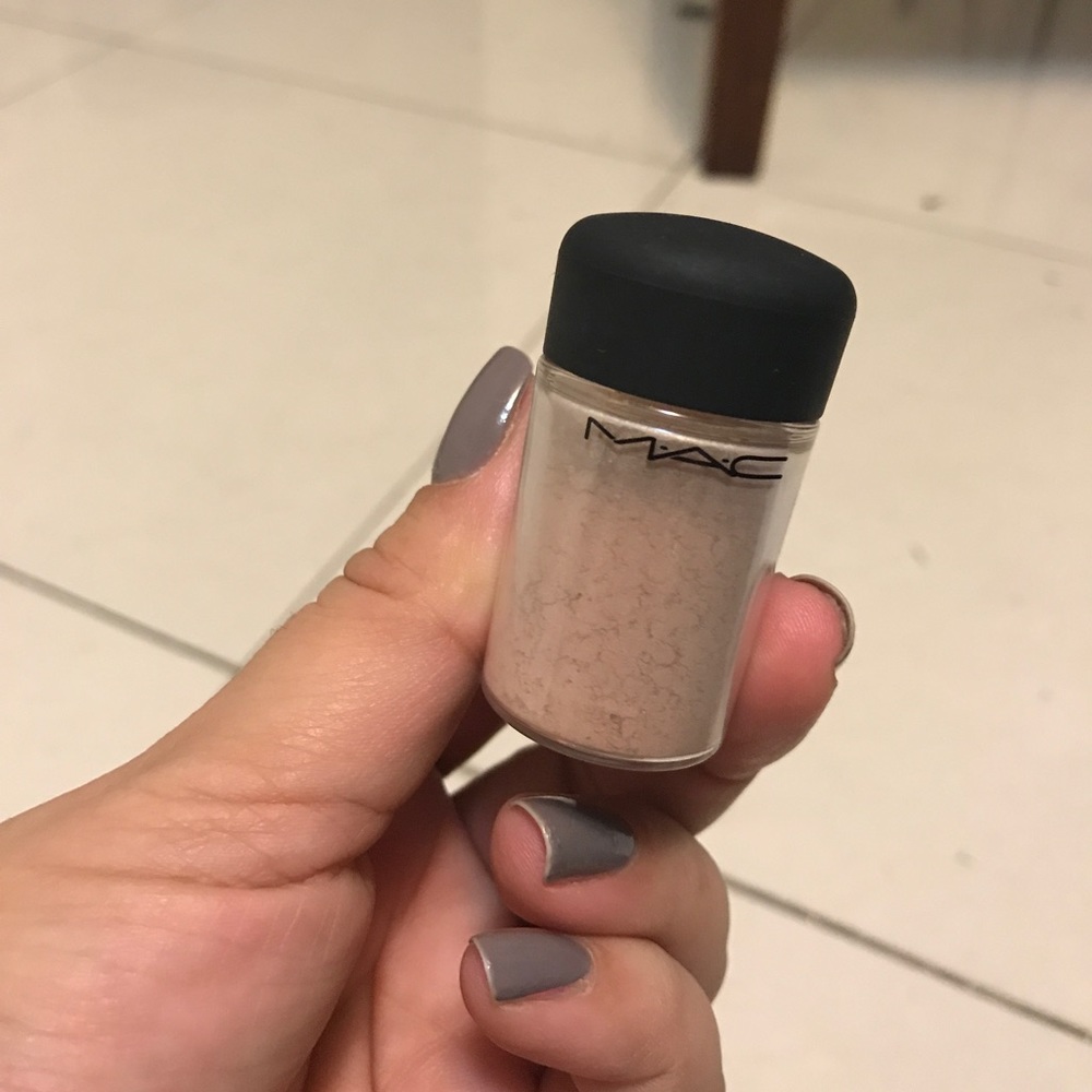 Mac pigment in the color NAKED