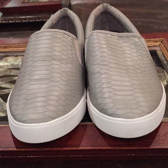 BCBGeneration GREY SLIP ON SNEAKERS. SIZE 8 - Picture 4 of 8