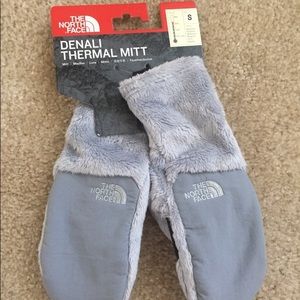 NWT North Face Denali Thermal Mitten-Grey/Silver