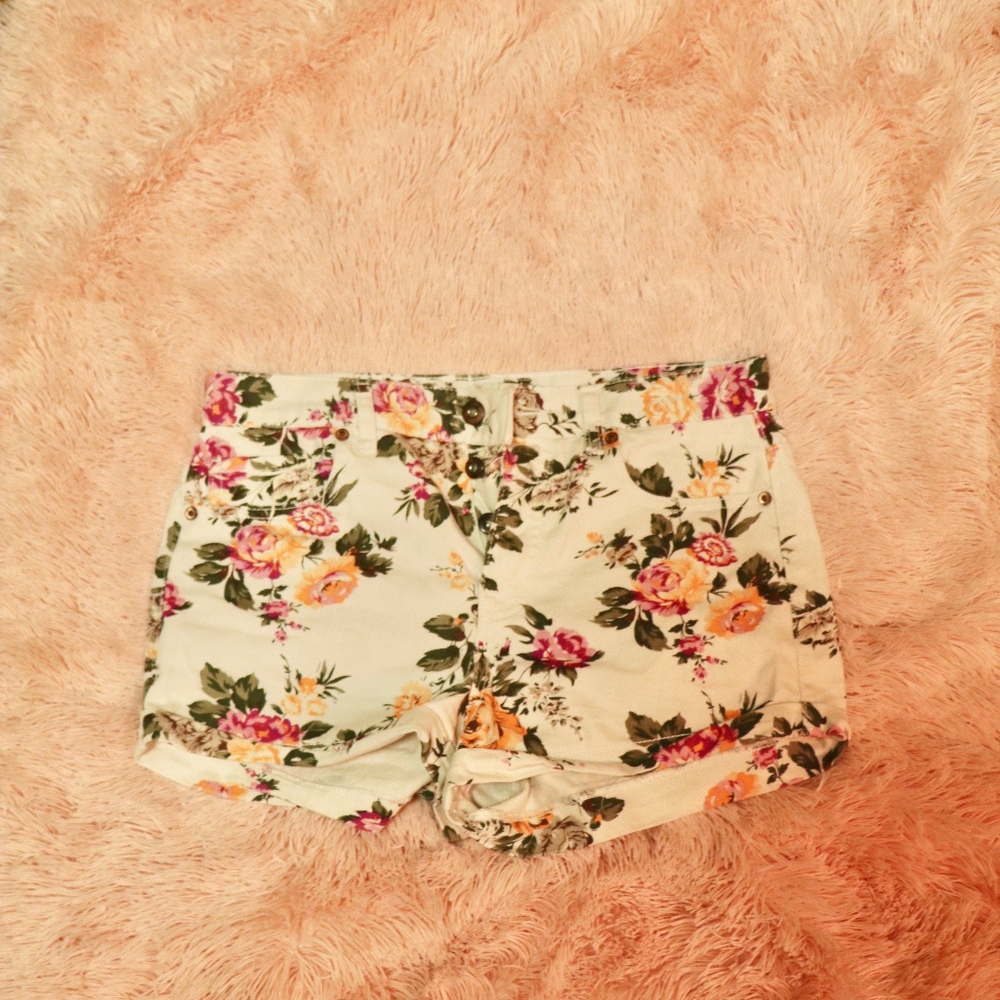 Forever 21 White Floral denim super cute shorts 28