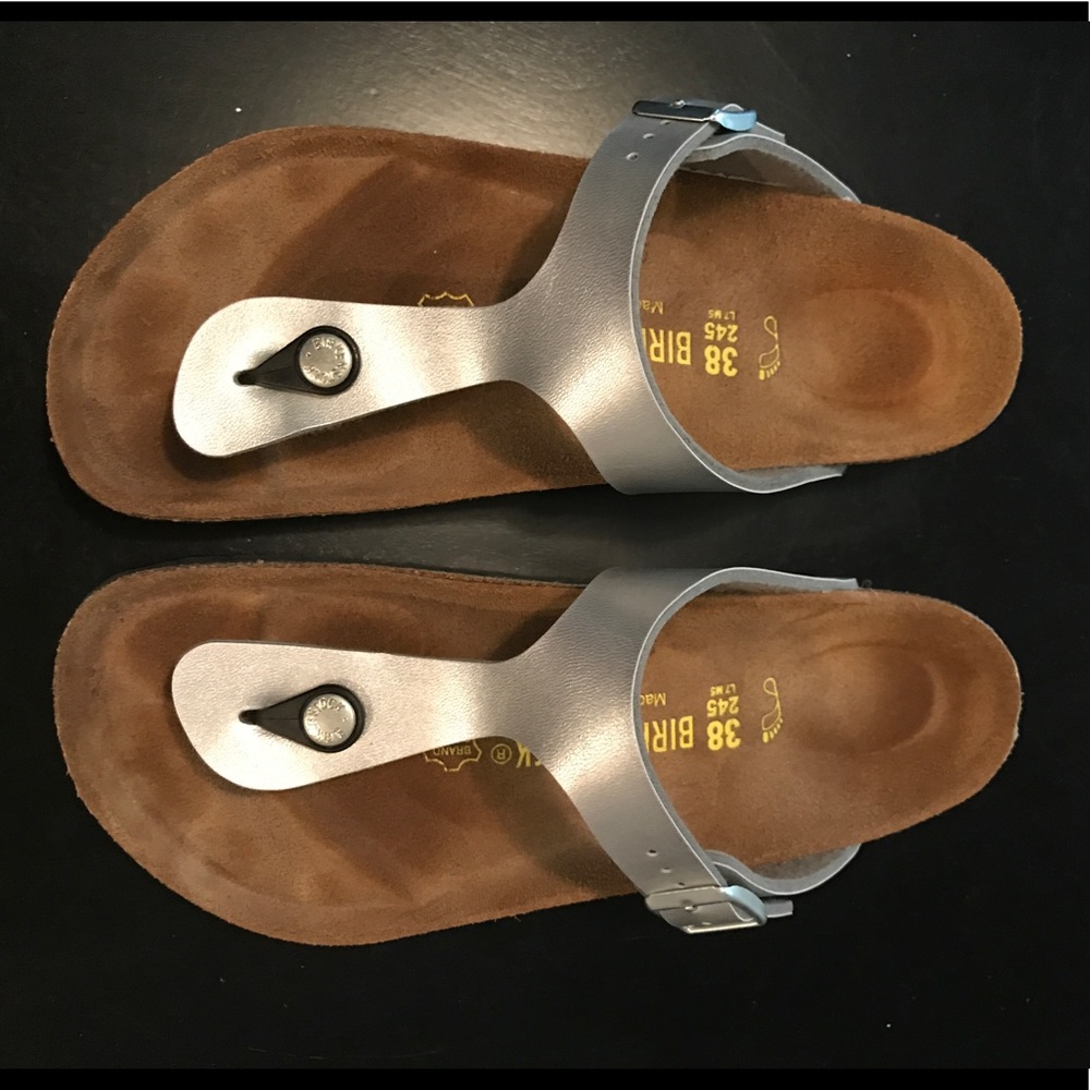 Birkenstock Gizeh Sandal in Silver. Size 38