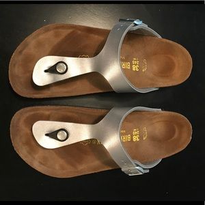 Birkenstock Gizeh Sandal in Silver. Size 38