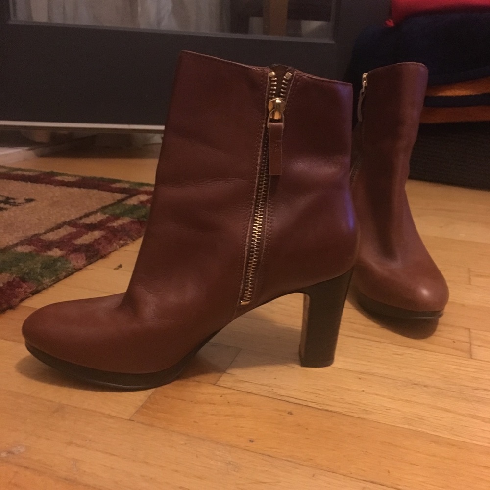 Rarely worn cognac leather Nine West bootie