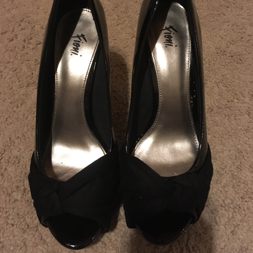 Shiny black pumps!