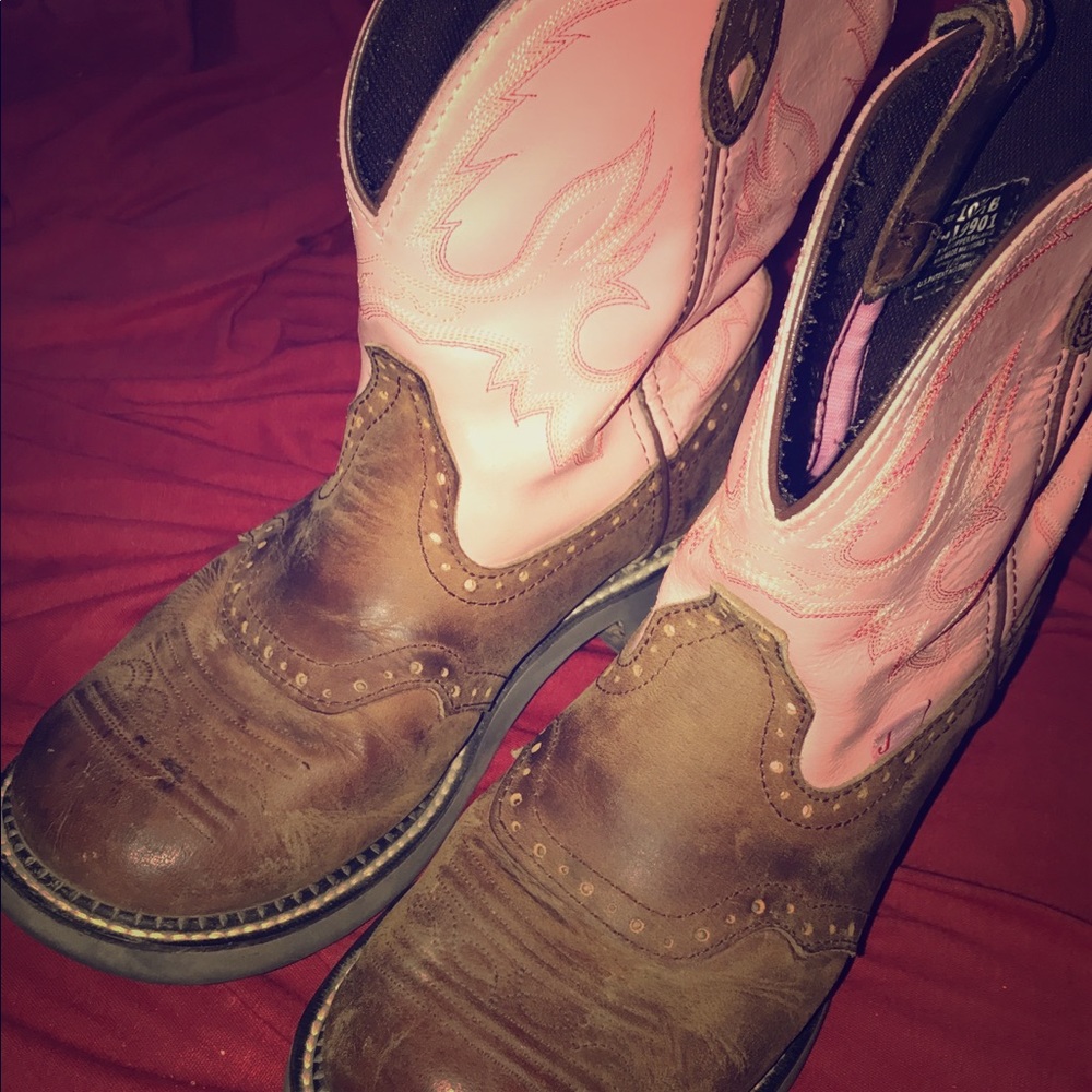 Women's Justin cowgirl boots!