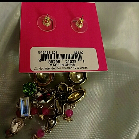Betsey johnson longer dangle earrings NWT - Picture 2 of 3