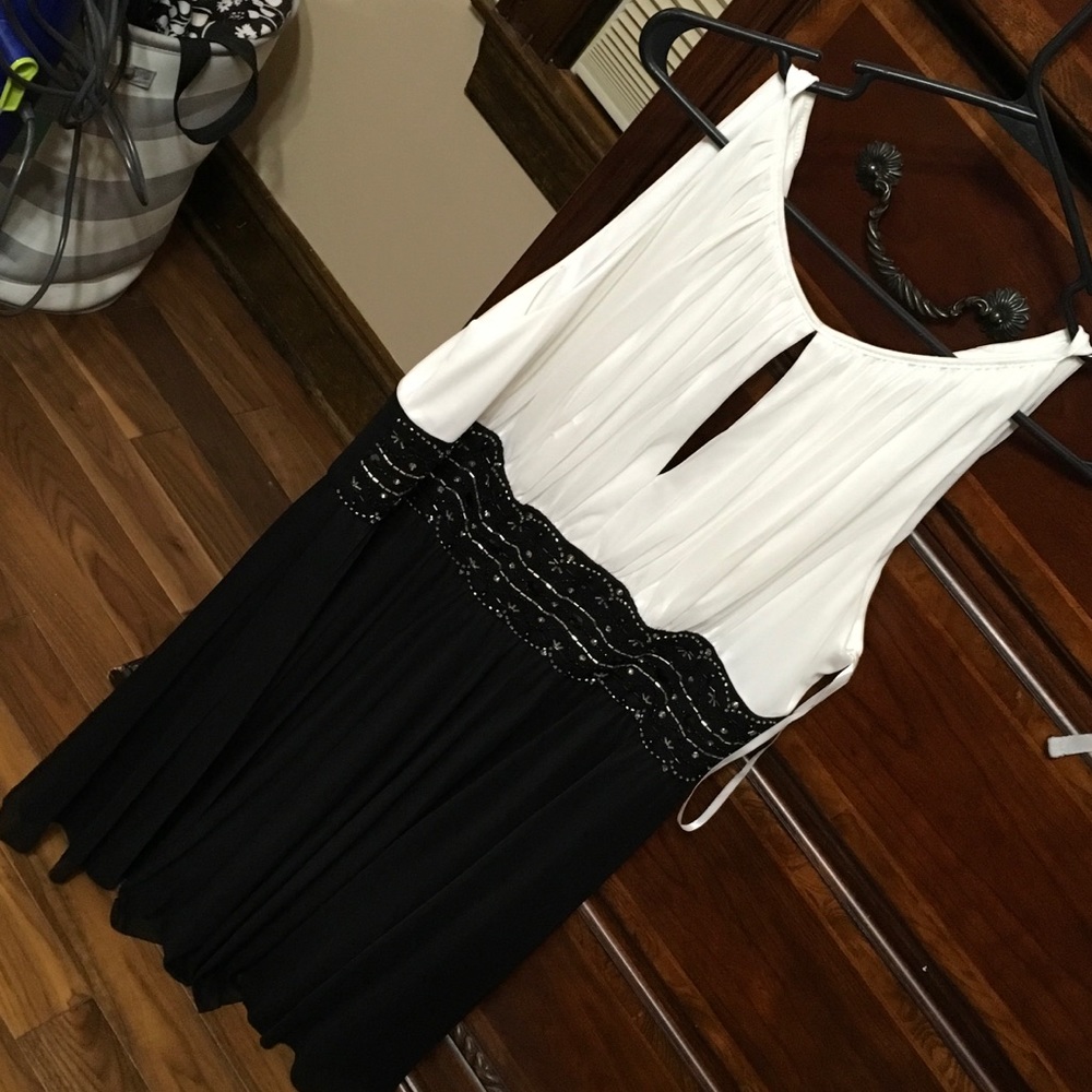BLACK AND  WHITE EVENING DRESS.  DISCOUNT AVAIL.