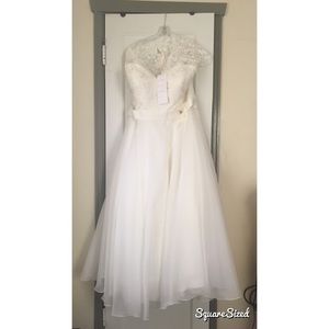 Women's sleeveless bridal gown