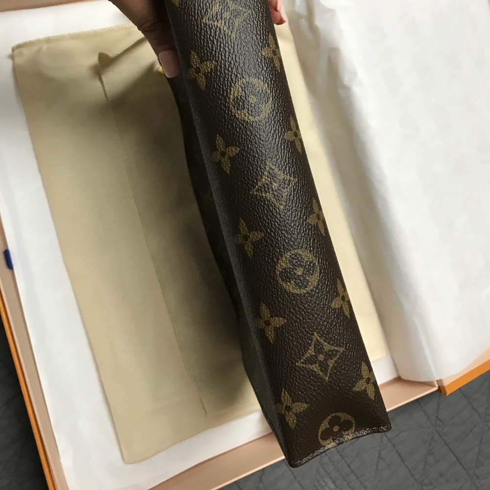 Brand new Louis Vuitton large  toilet.26 Ming