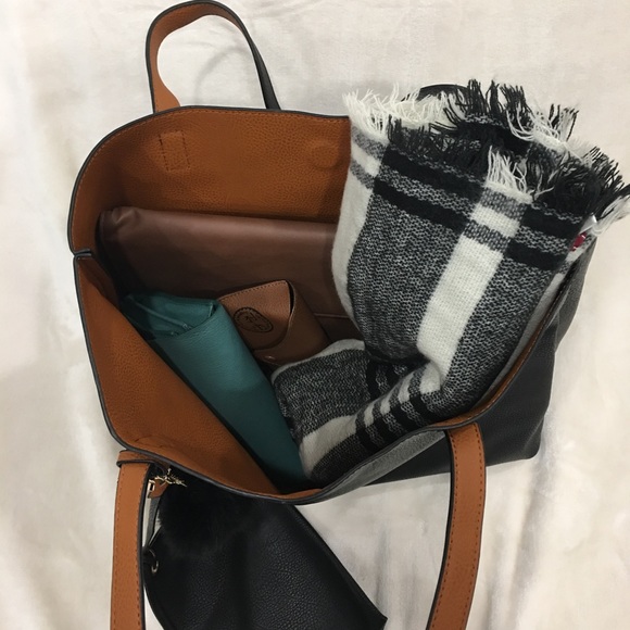 LAST ONE! | Reversible Vegan Leather Tote - Picture 5 of 8