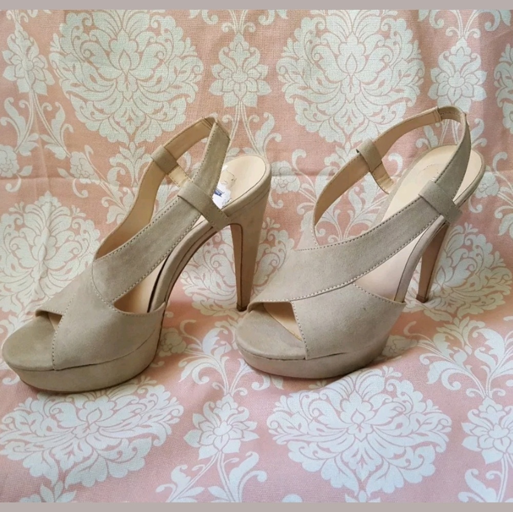 🍁🍂Suede Heels 😘👠👚🍂🍁🦋size 6