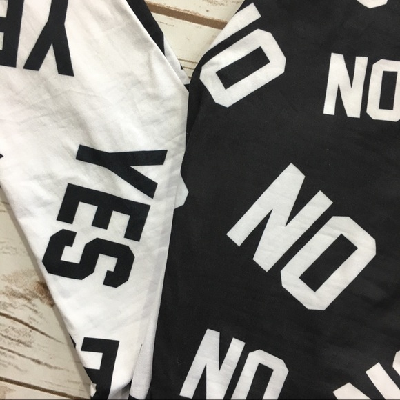 Black White Yes No Word Leggings OS NWT - Picture 2 of 4