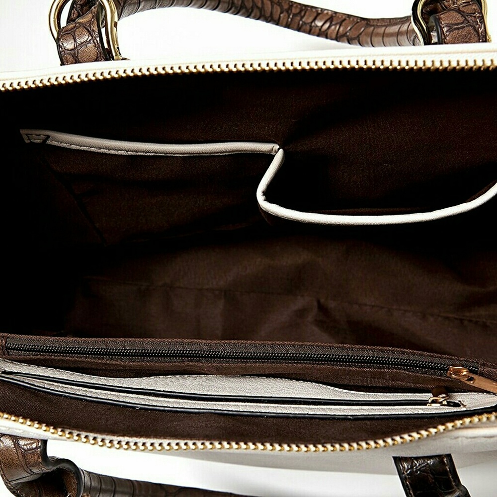 NWT! GORGEOUS HANDBAG ❤️ - Picture 4 of 7