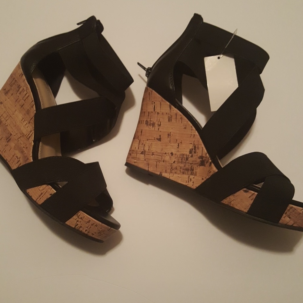 *NEW* SANDALS. - Picture 2 of 6