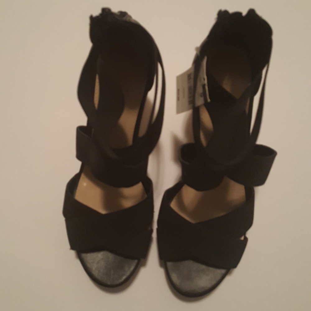 *NEW* SANDALS. - Picture 3 of 6