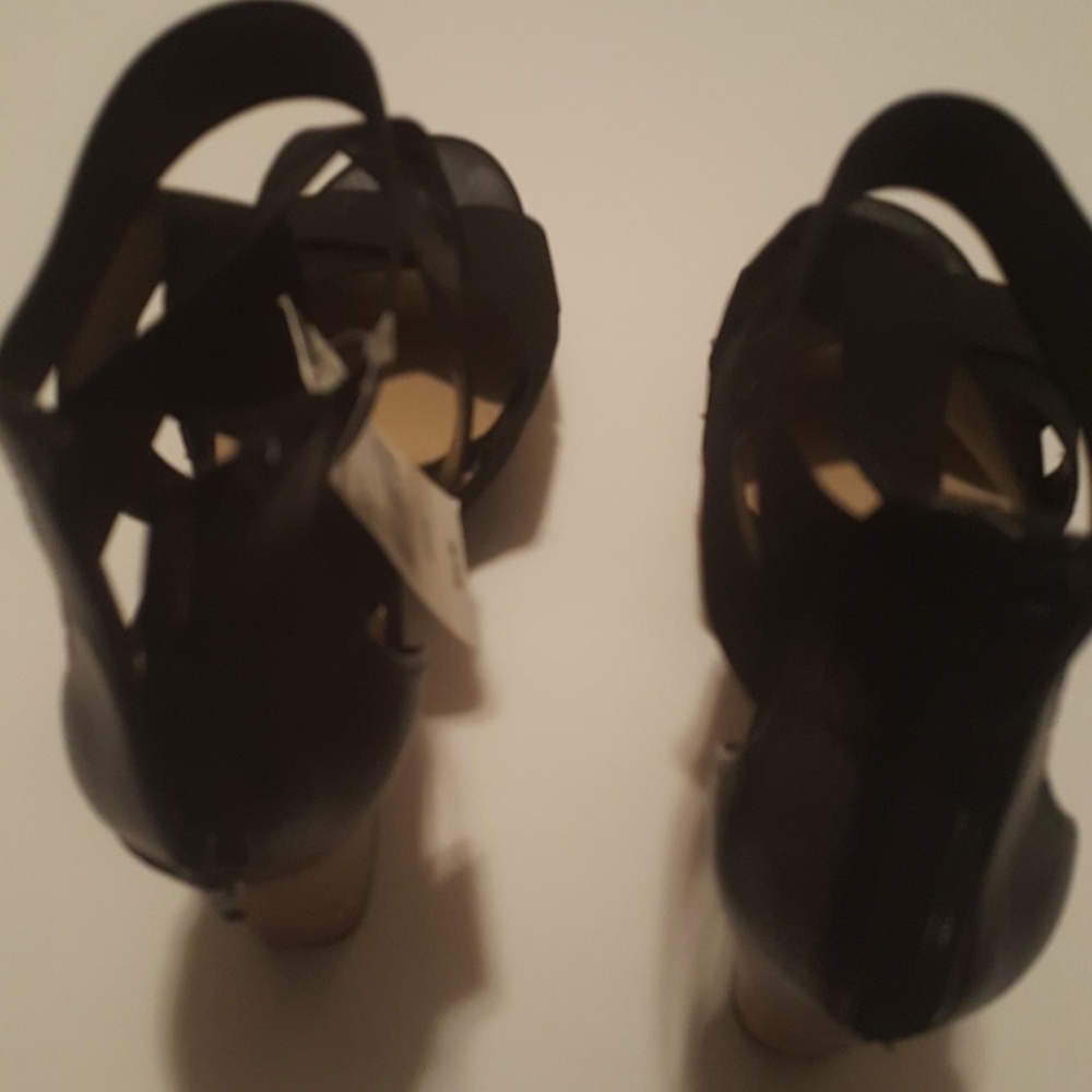 *NEW* SANDALS. - Picture 4 of 6