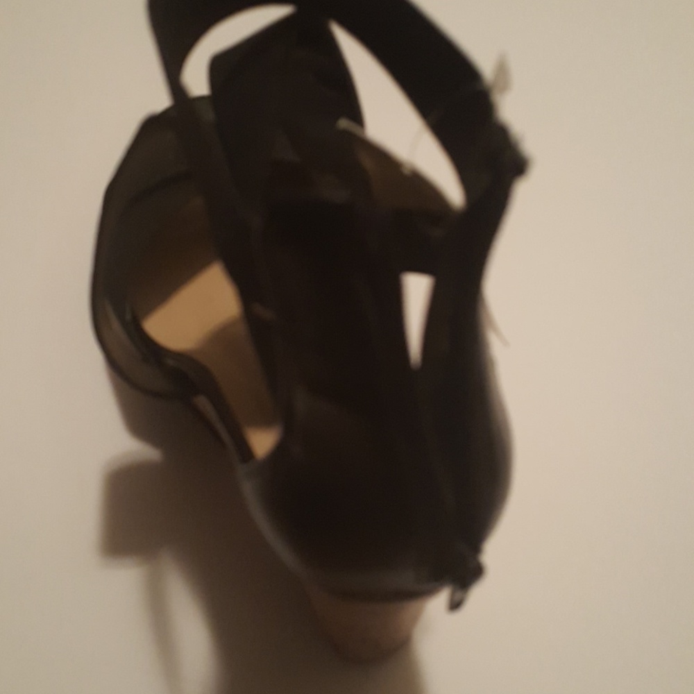 *NEW* SANDALS. - Picture 5 of 6