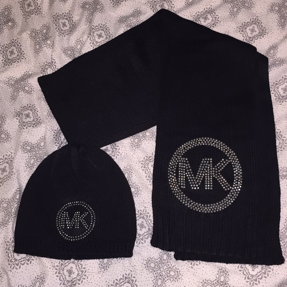 SALE🔥NWOT Michael Kors Hat and Scarf set