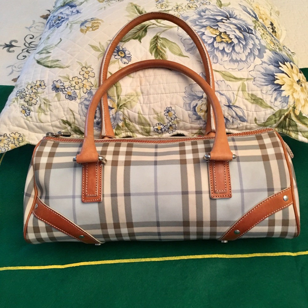 HOST PICK 🎉🎊❤️👍🏻AUTHENTIC BURBERRY NOVA CHECK - Picture 1 of 7