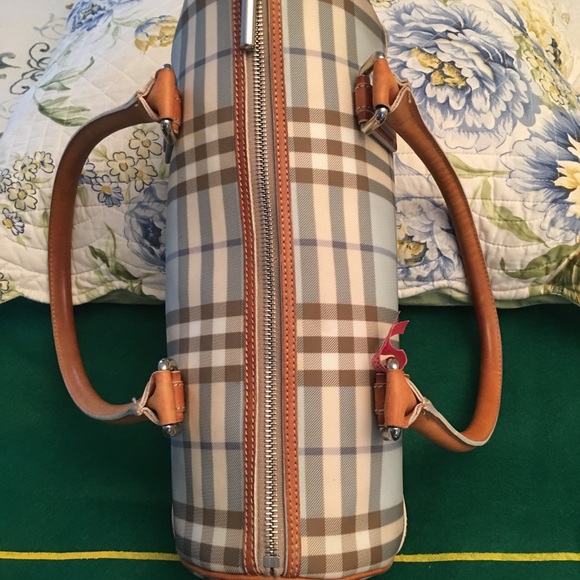 HOST PICK 🎉🎊❤️👍🏻AUTHENTIC BURBERRY NOVA CHECK - Picture 2 of 7