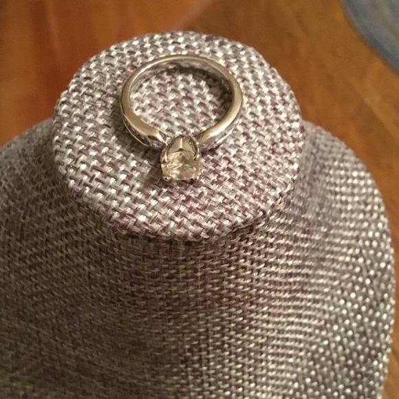 Jewelry - Fashion ring that looks like a diamond.