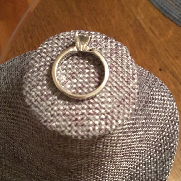 Fashion ring that looks like a diamond. - Picture 2 of 3