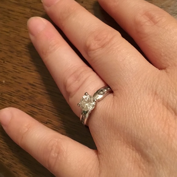 Fashion ring that looks like a diamond. - Picture 3 of 3