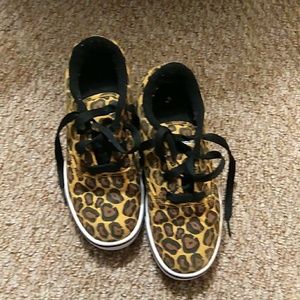 Heelys left bottom rubbed little black Heelys left bottom rubbed little black