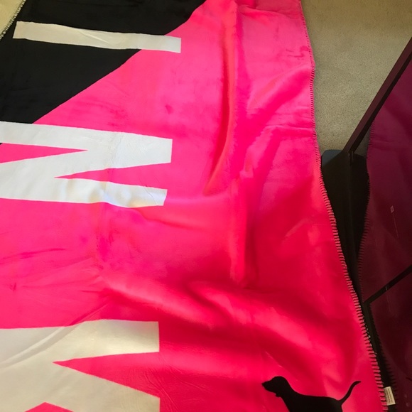 NIP VS PINK RARE SHERPA BLANKET PINK ON FLEEK - Picture 2 of 5