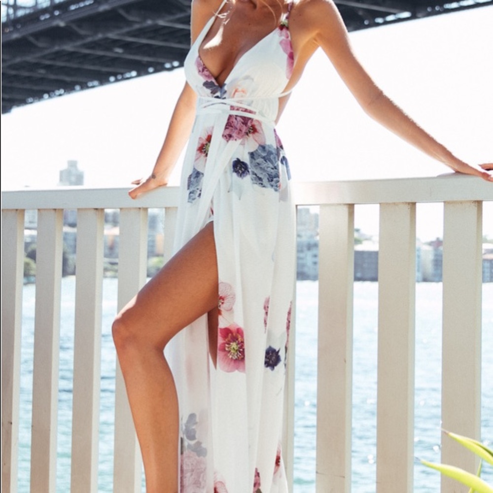 Backless flowered maxi dress with slit