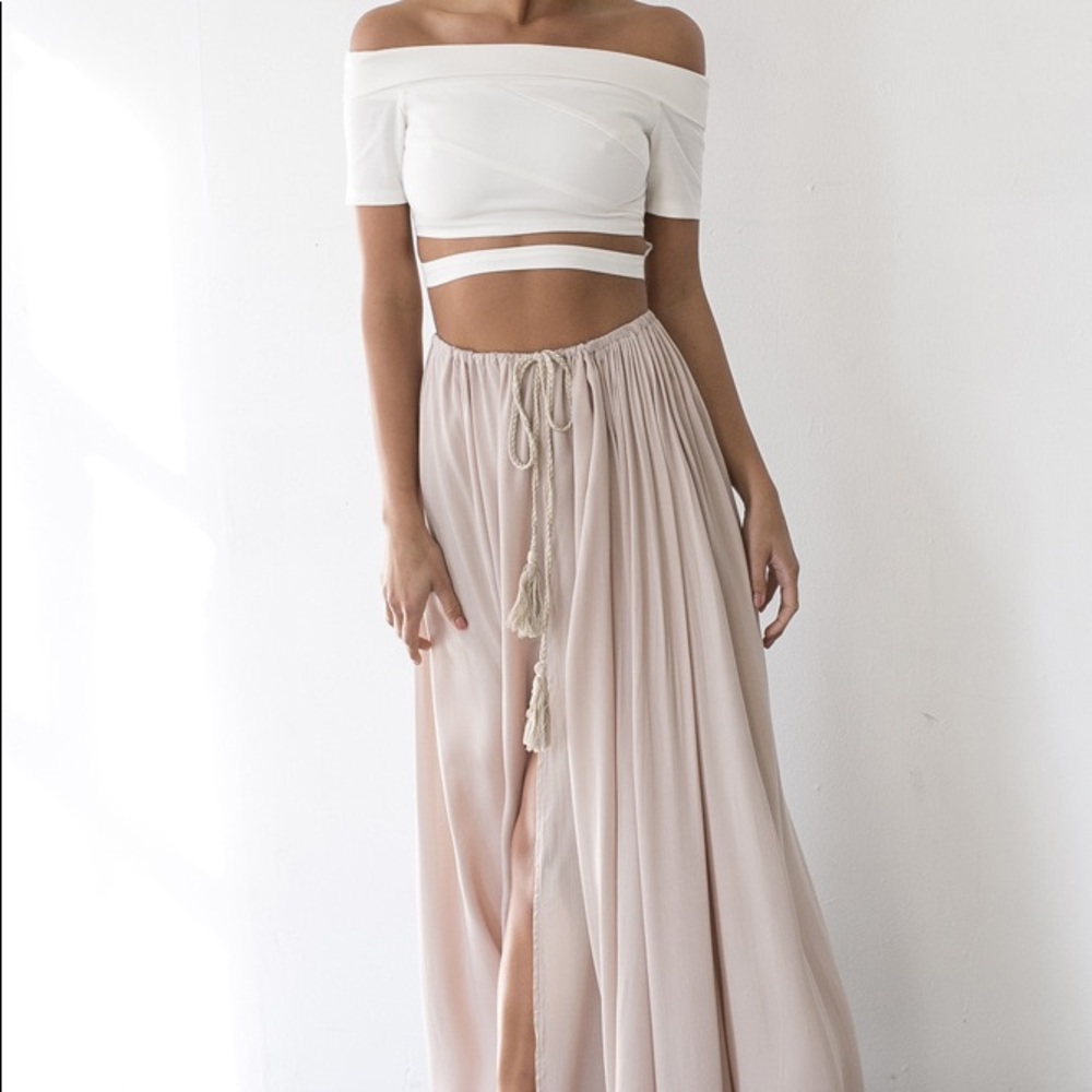 Flowy maxi skirt with slit