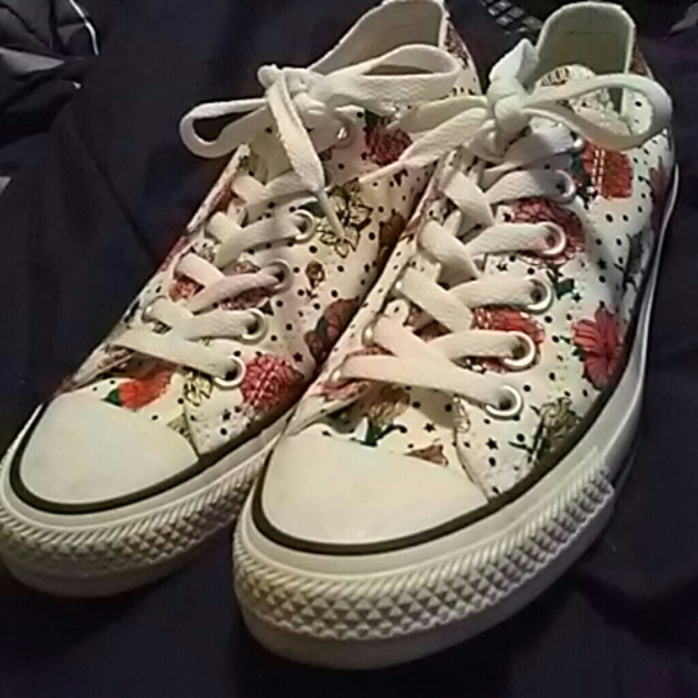 Nwot Size 7 Floral Converse