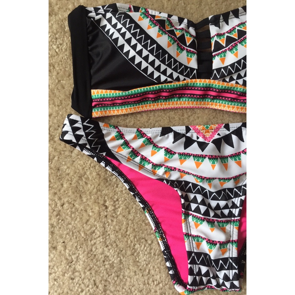{ patterned bikini }