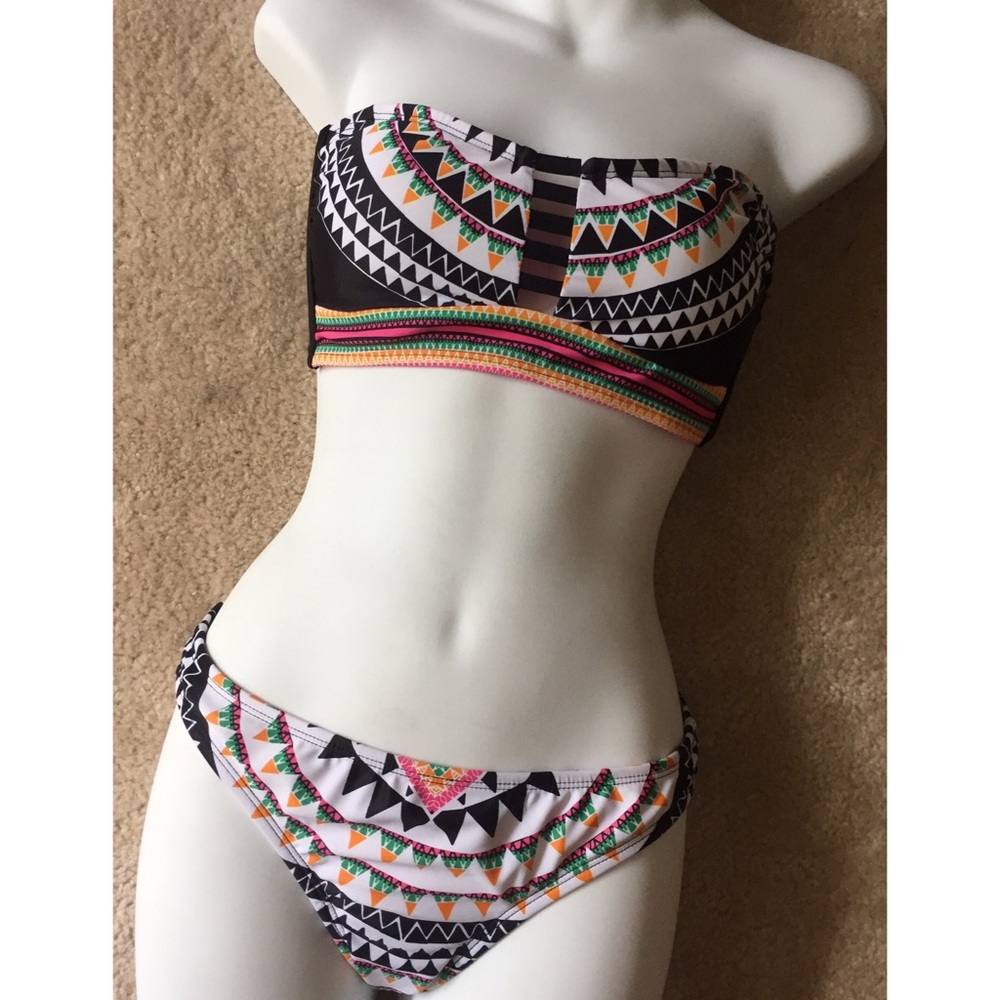 { patterned bikini } - Picture 4 of 6