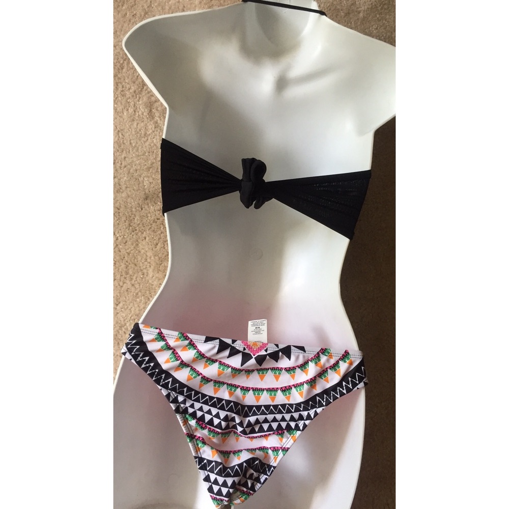 { patterned bikini } - Picture 5 of 6