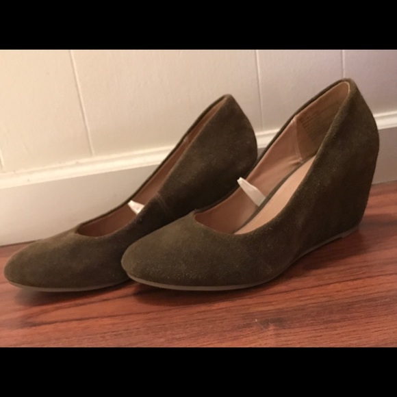 Faux suede olive wedges - Picture 2 of 4