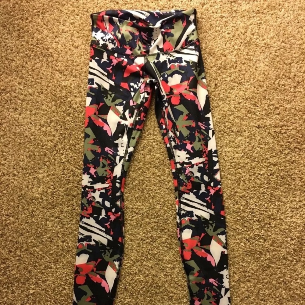 Lululemon Wunder Under leggings size 4
