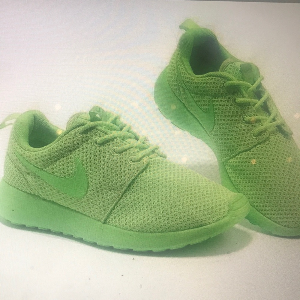 EVERYTHINGMUSTGO!! neon Nike roshe run